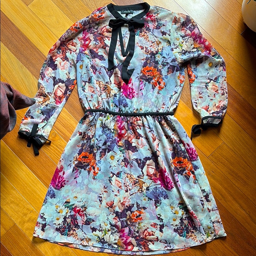 RW&CO. Floral Dress with Black Trim & Bow tie Detail, size Small